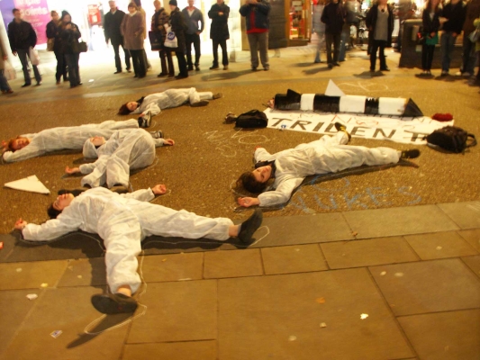 Panic on the streets of Oxford-Students from Faslane 365 campaign decide to die